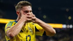 อิซัค ติดธงสวีเดนชุดแรกของเกรแฮม พอตเตอร์